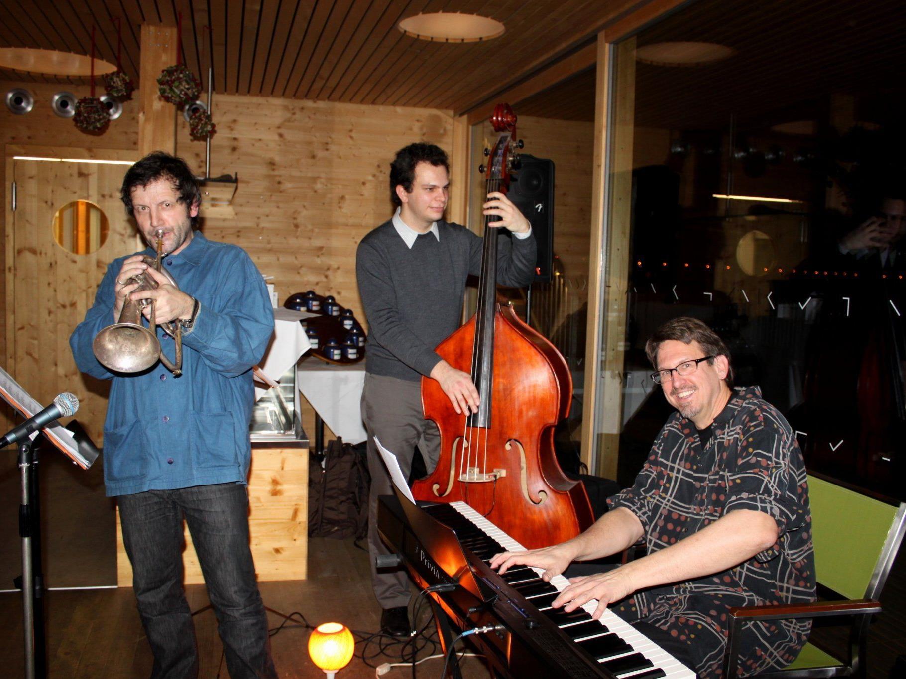 „Peter Madsen Trio“ – ein Jazzabend mit internationalem Flair im Badehaus am Lochauer Kaiserstrand.