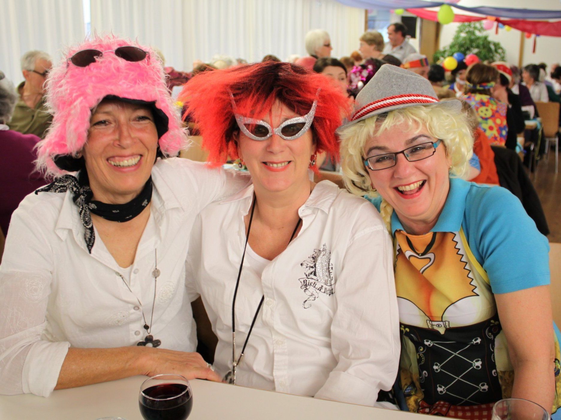 Beste Stimmung beim Oldie-Faschings-Nachmittag für Jung und Alt. Beste Stimmung beim Oldie-Faschings-Nachmittag für Jung und Alt.