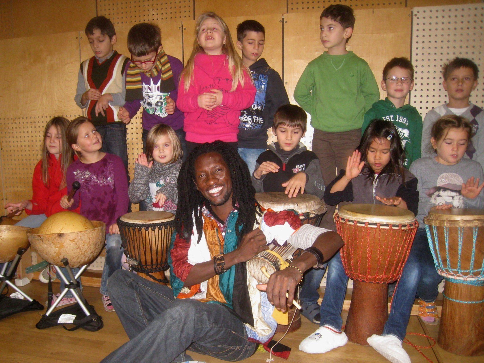 Begegnung mit Afrika: „Trommelworkshop“ mit Moussa Cissokho.
