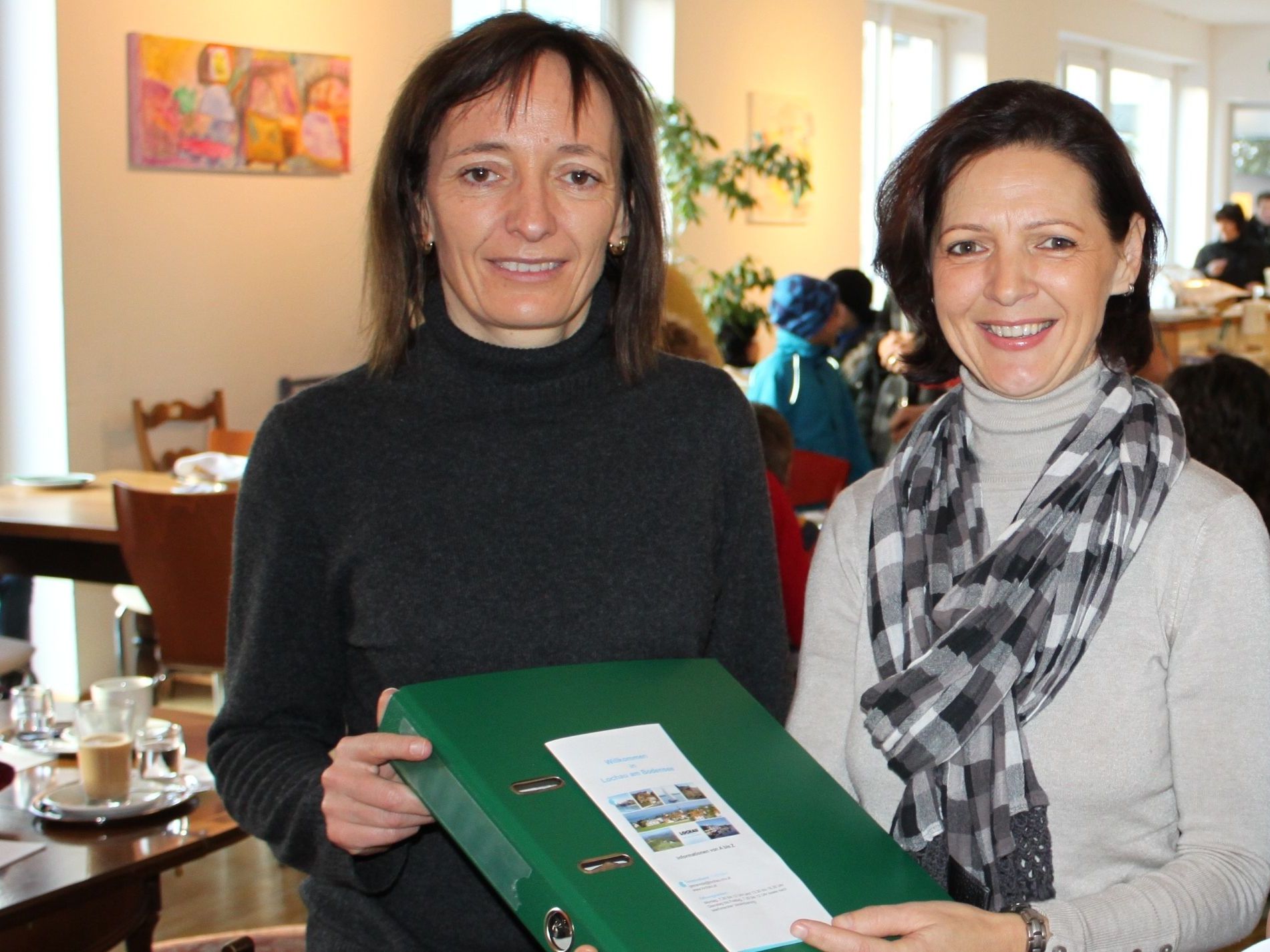 Andrea Kramer und Ingrid Hörburger begrüßen die neu zugezogenen Bürger der Gemeinde Lochau. Andrea Kramer und Ingrid Hörburger begrüßen die neu zugezogenen Bürger der Gemeinde Lochau.
