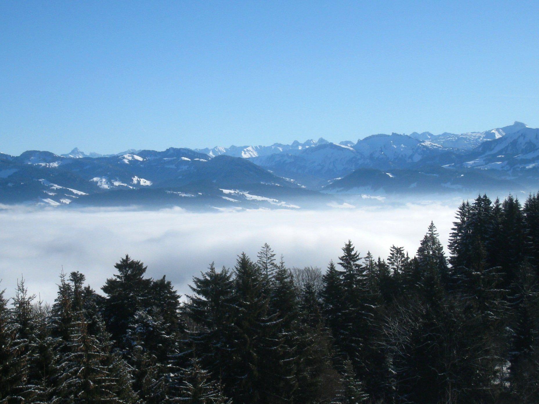 Nebel im Tal, Sonnenschein und eine grandiose Aussicht auf dem Berg.