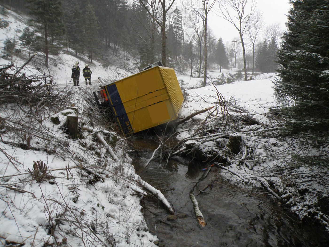 Der LKW kam von der L134 ab und im Bachbett zum Liegen. Der LKW kam von der L134 ab und im Bachbett zum Liegen.