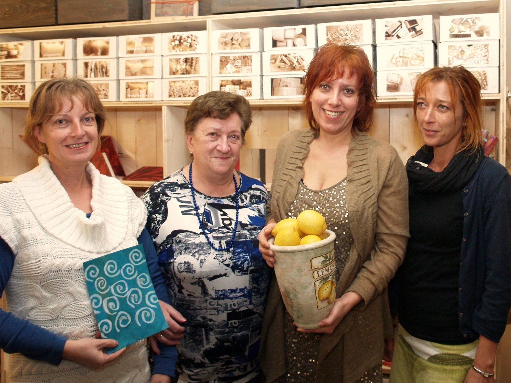 Monika Lenz-Pfister mit Mutter Hedwig und ihren Schwestern Christine und Renate bei der Eröffnung. Monika Lenz-Pfister mit Mutter Hedwig und ihren Schwestern Christine und Renate bei der Eröffnung.