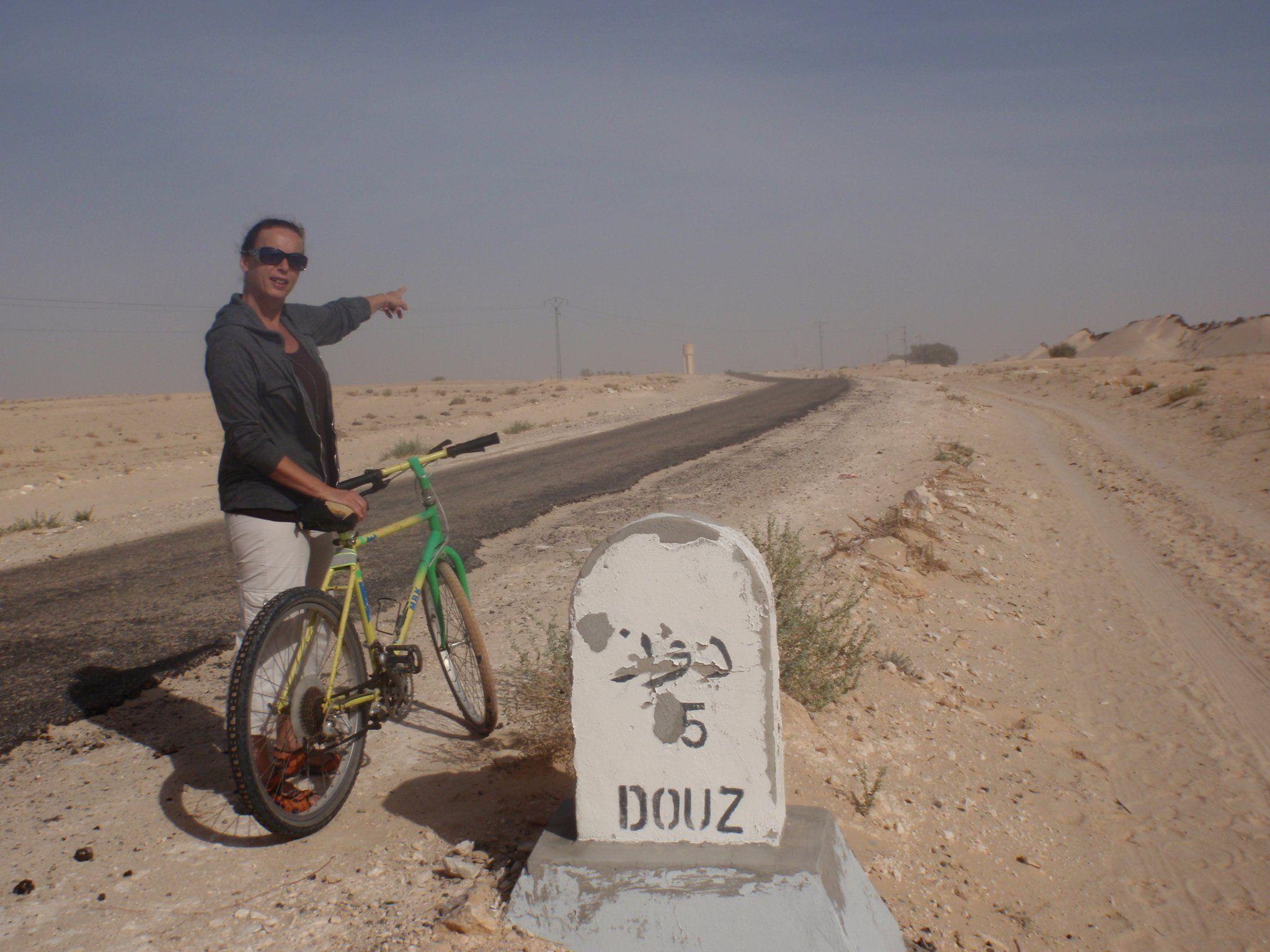 Per Fahrrad erkunden Annette Reinbacher und die Teilnehmer der Friedenstour Tunesien.