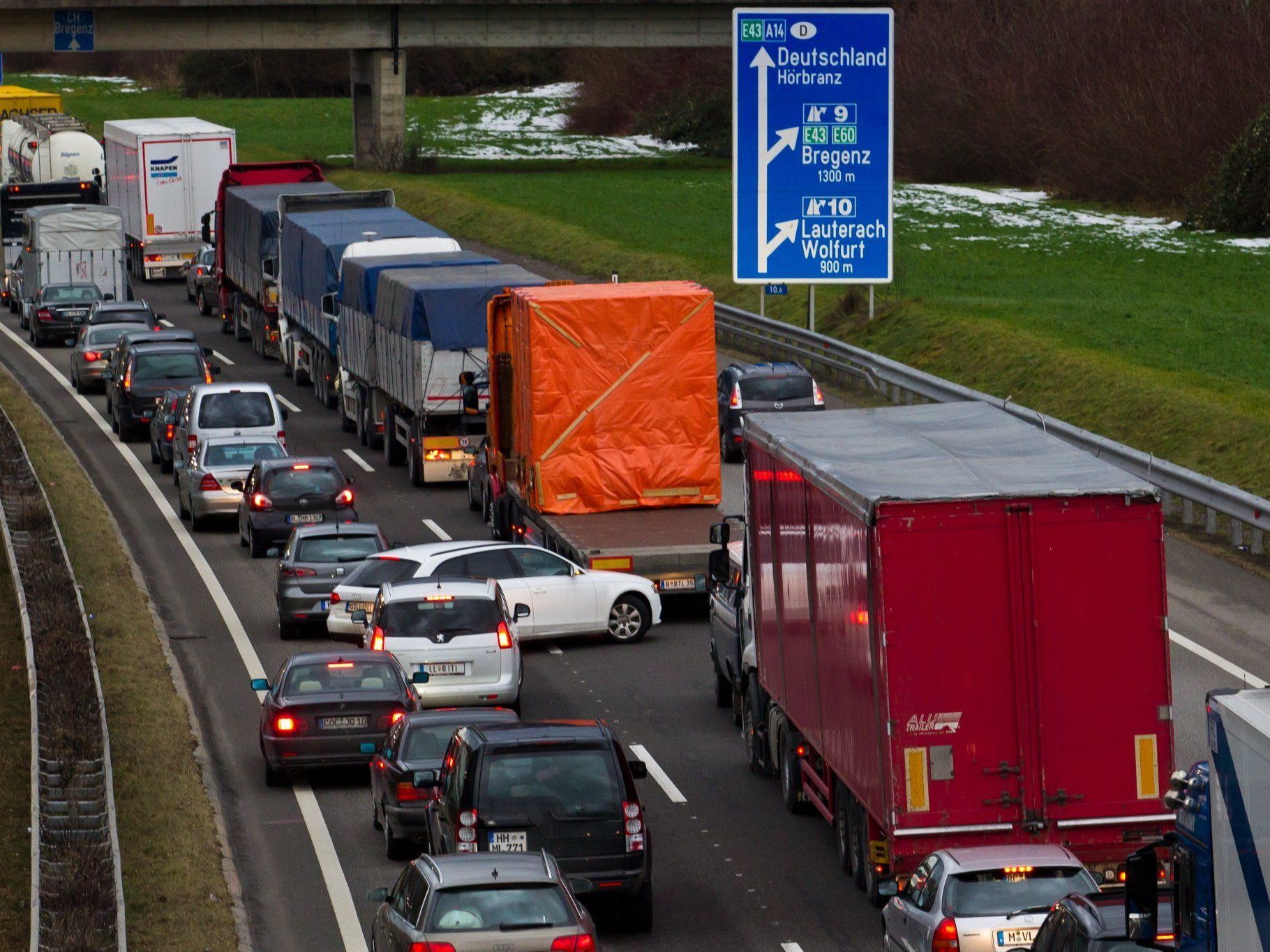 Sorgt noch für Verwirrung: Die Bildung der Rettungsgasse. Sorgt noch für Verwirrung: Die Bildung der Rettungsgasse.