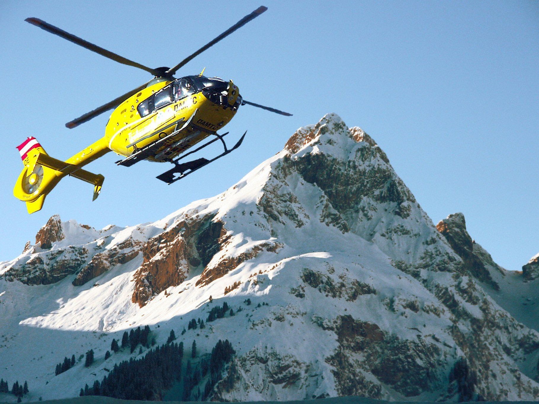 Die verletzte Schifahrerin musste mit dem Rettungshubschrauber nach Zürs gebracht werden. Die verletzte Schifahrerin musste mit dem Rettungshubschrauber nach Zürs gebracht werden.