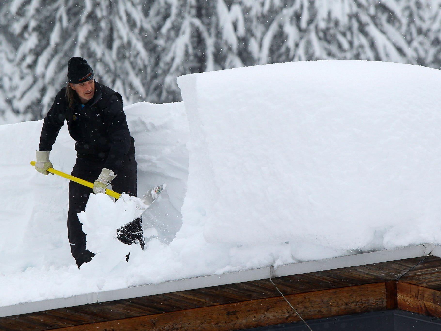 Schneeschaufeln im Klostertal: Entlastung der Dächer von den Schneemassen.