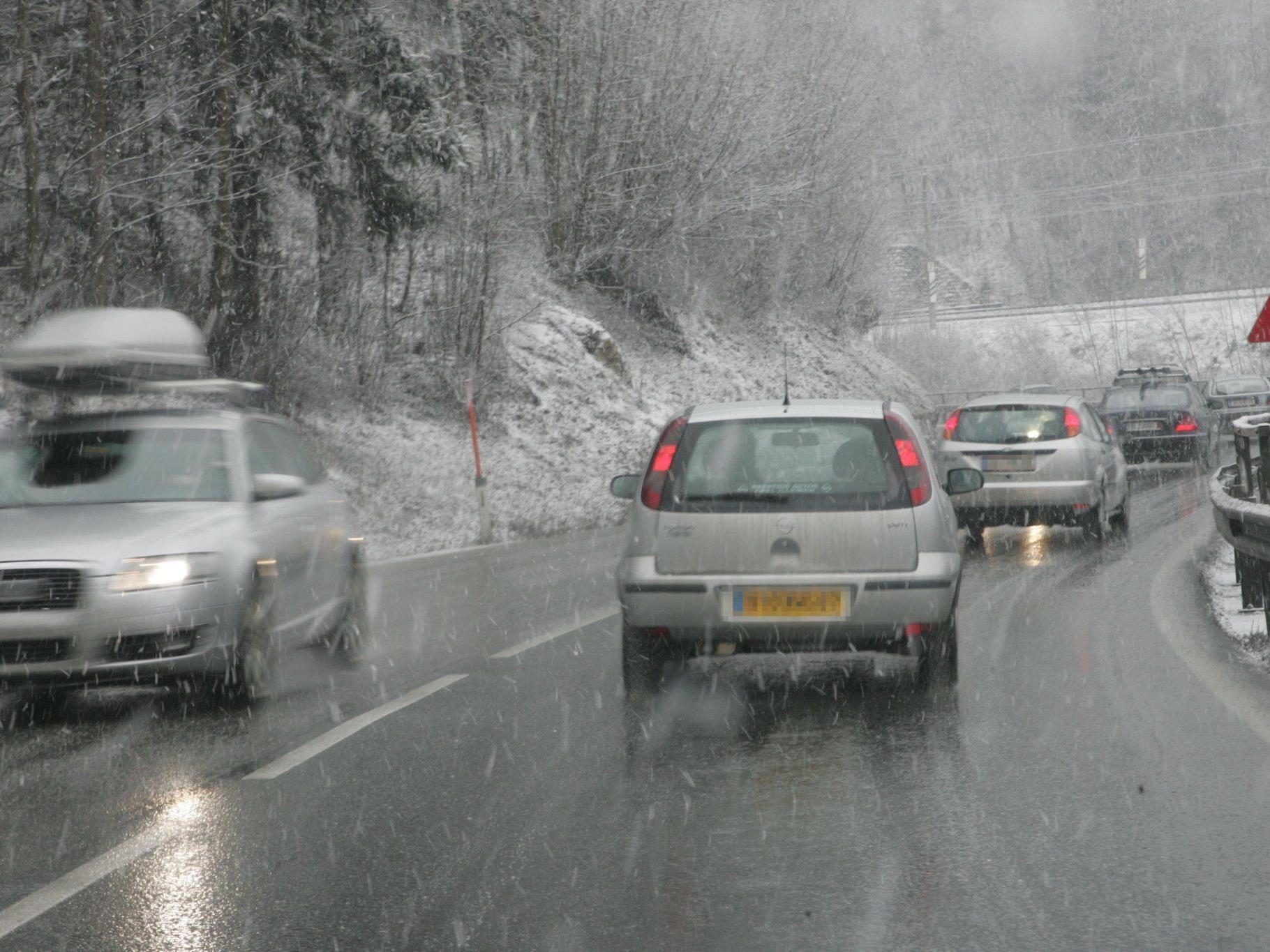 Glatteis und winterliche Fahrverhältnisse haben Donnerstag früh in Oberösterreich für zahlreiche Unfälle gesorgt.
