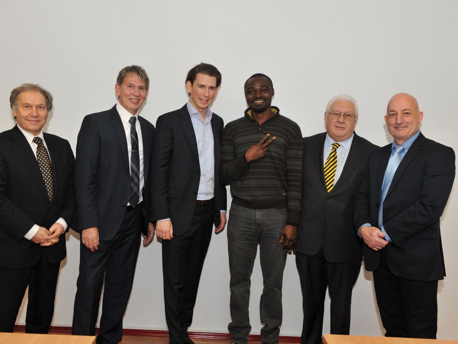 Martin Hartmann, Geschäftsführer Taxi 40 100, Leopold Kautzner, Schulungsleiter taxischule.at, Staatssekretär Sebastian Kurz, Kursteilnehmer bei taxischule.at, KommR. Leopold Müllner, GF Taxi 40 100 und KommR. Christian Gerzabek, Fachgruppen-Obmann. Martin Hartmann, Geschäftsführer Taxi 40 100, Leopold Kautzner, Schulungsleiter taxischule.at, Staatssekretär Sebastian Kurz, Kursteilnehmer bei taxischule.at, KommR. Leopold Müllner, GF Taxi 40 100 und KommR. Christian Gerzabek, Fachgruppen-Obmann.