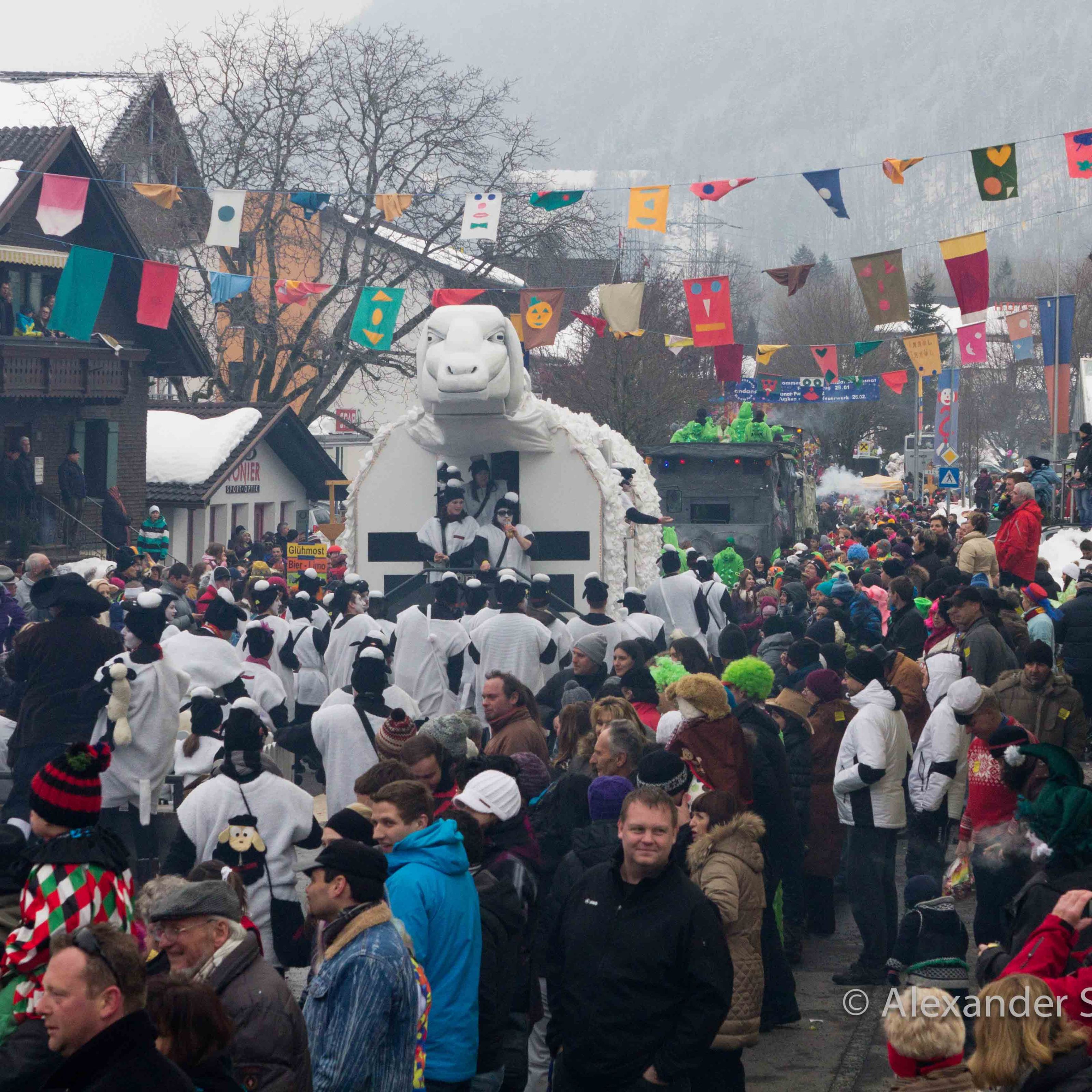 Großer Aufmarsch der Narren in Vandans beim größten Montafoner Faschingsumzug.