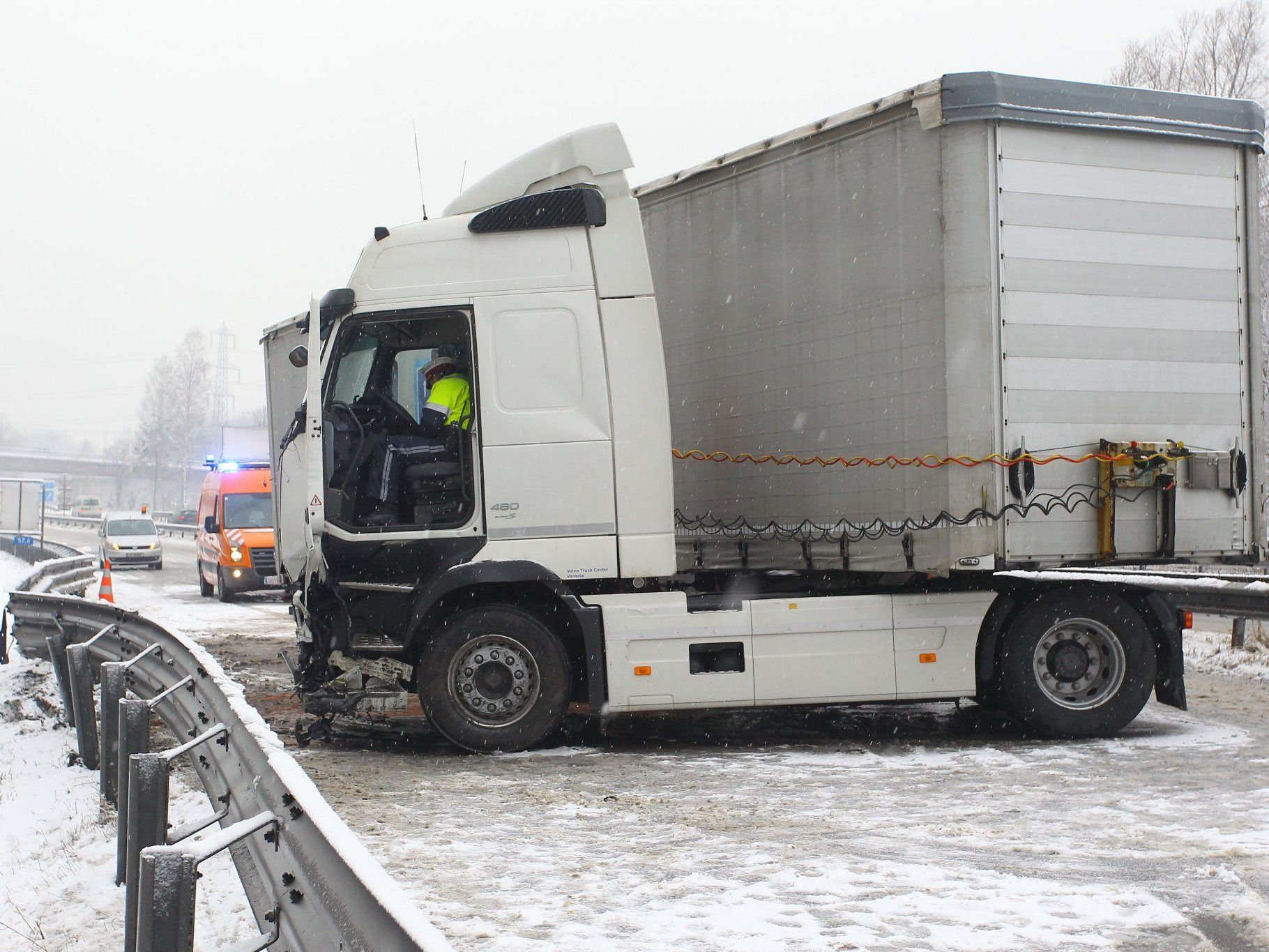 Der Lkw kam ins Schleudern und stellte sich auf der A14 quer. Der Lkw kam ins Schleudern und stellte sich auf der A14 quer.