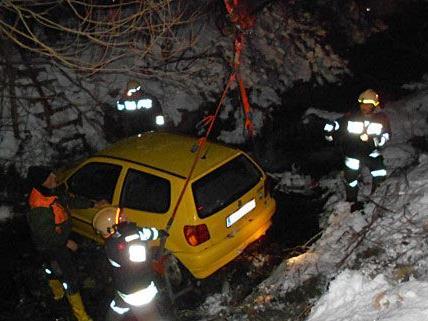 Der Pkw stürzte in Neunkirchen über eine Böschung und landete in einem Bachbett