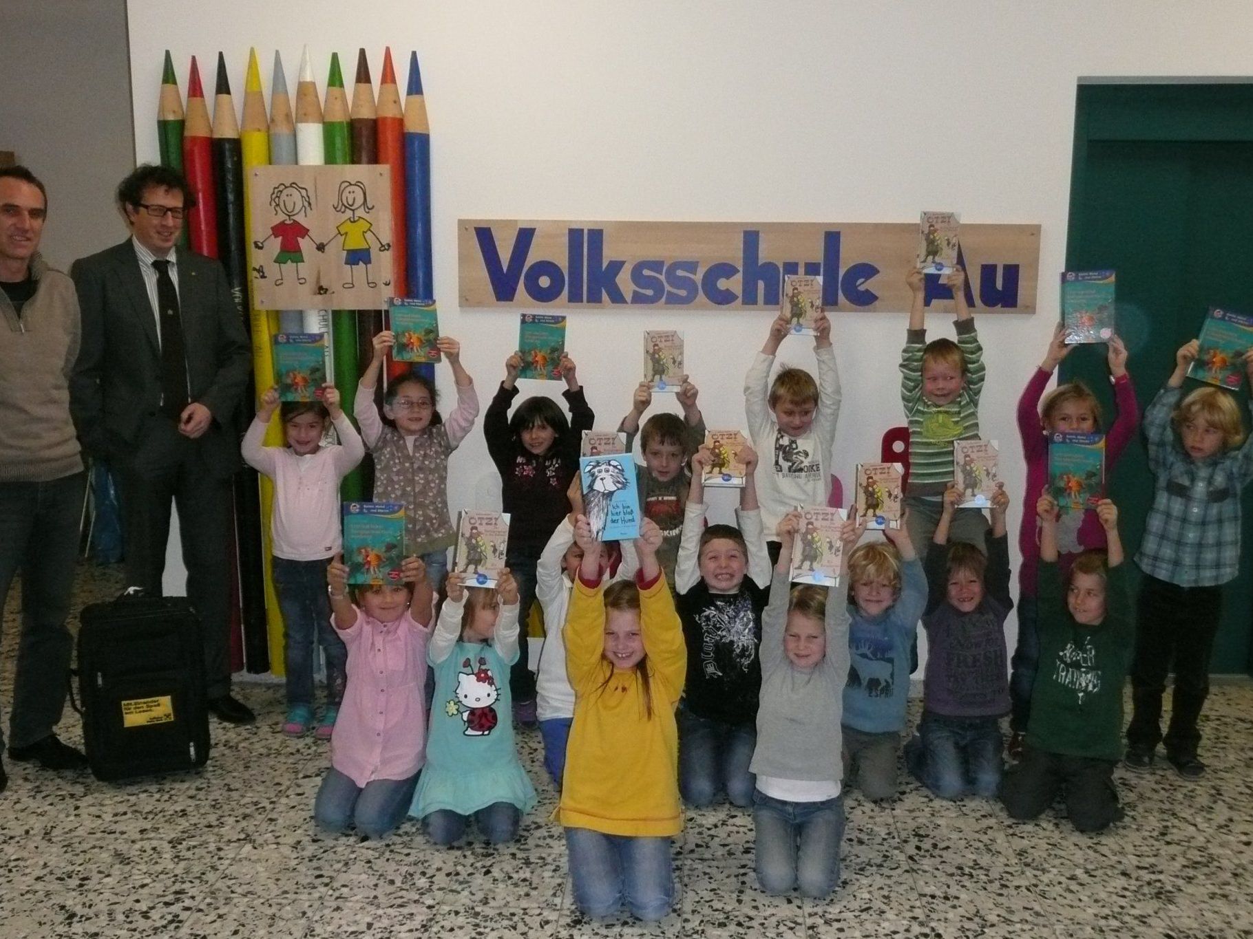 Die Schüler und Schülerinnen der VS Au freuten sich sichtlich über den Bücherkoffer.