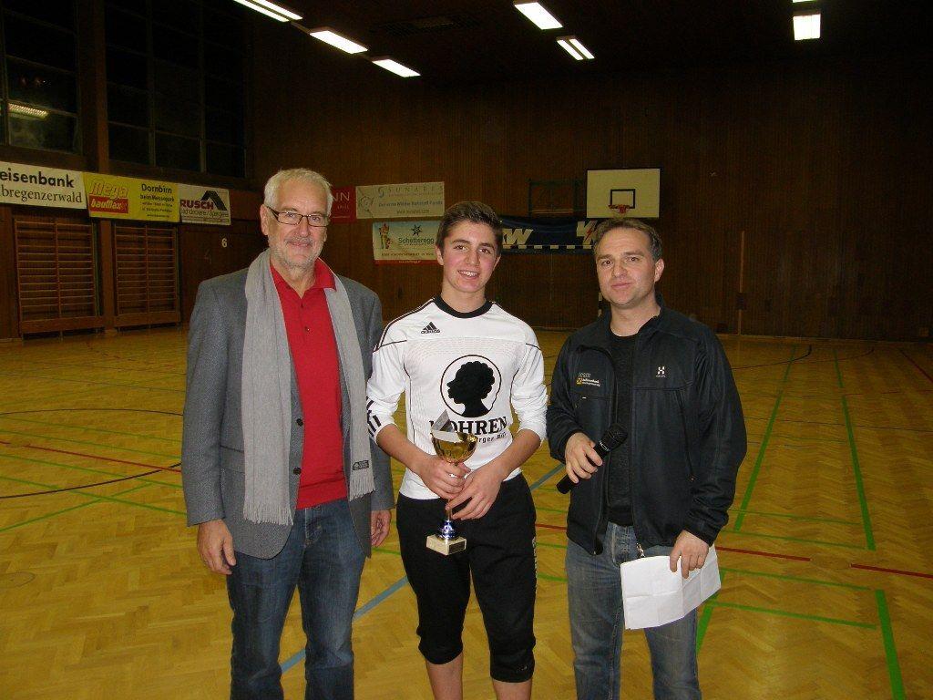 Der Kapitän des FNZ Vorderwald nahm den Pokal für Platz drei entgegen.