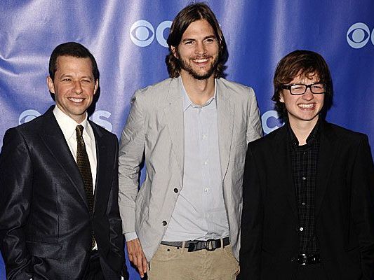 Die aktuelle "Two and a half Men"-Besetzung: Angus T. Jones, Ashton Kutcher und Jon Cryer. Die aktuelle "Two and a half Men"-Besetzung: Angus T. Jones, Ashton Kutcher und Jon Cryer.