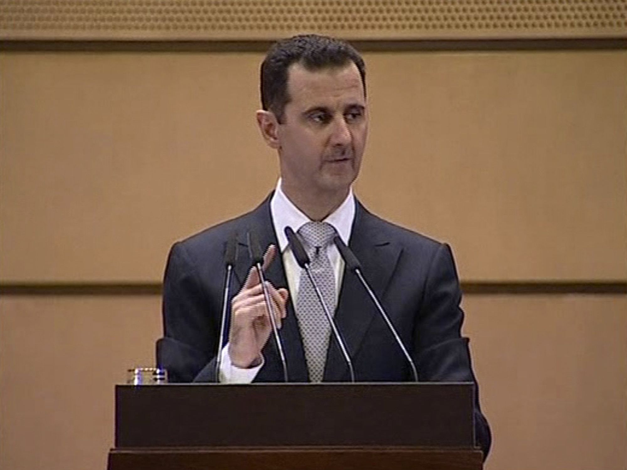 Assad gibt dem Ausland die Schuld für die Aufstände. Assad gibt dem Ausland die Schuld für die Aufstände.