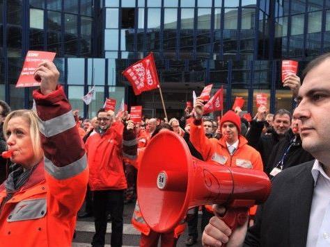 Proteste am Flughafen Wien: Die AUA-Belegschaft wehrt sich gegen Geheltskürzungen.