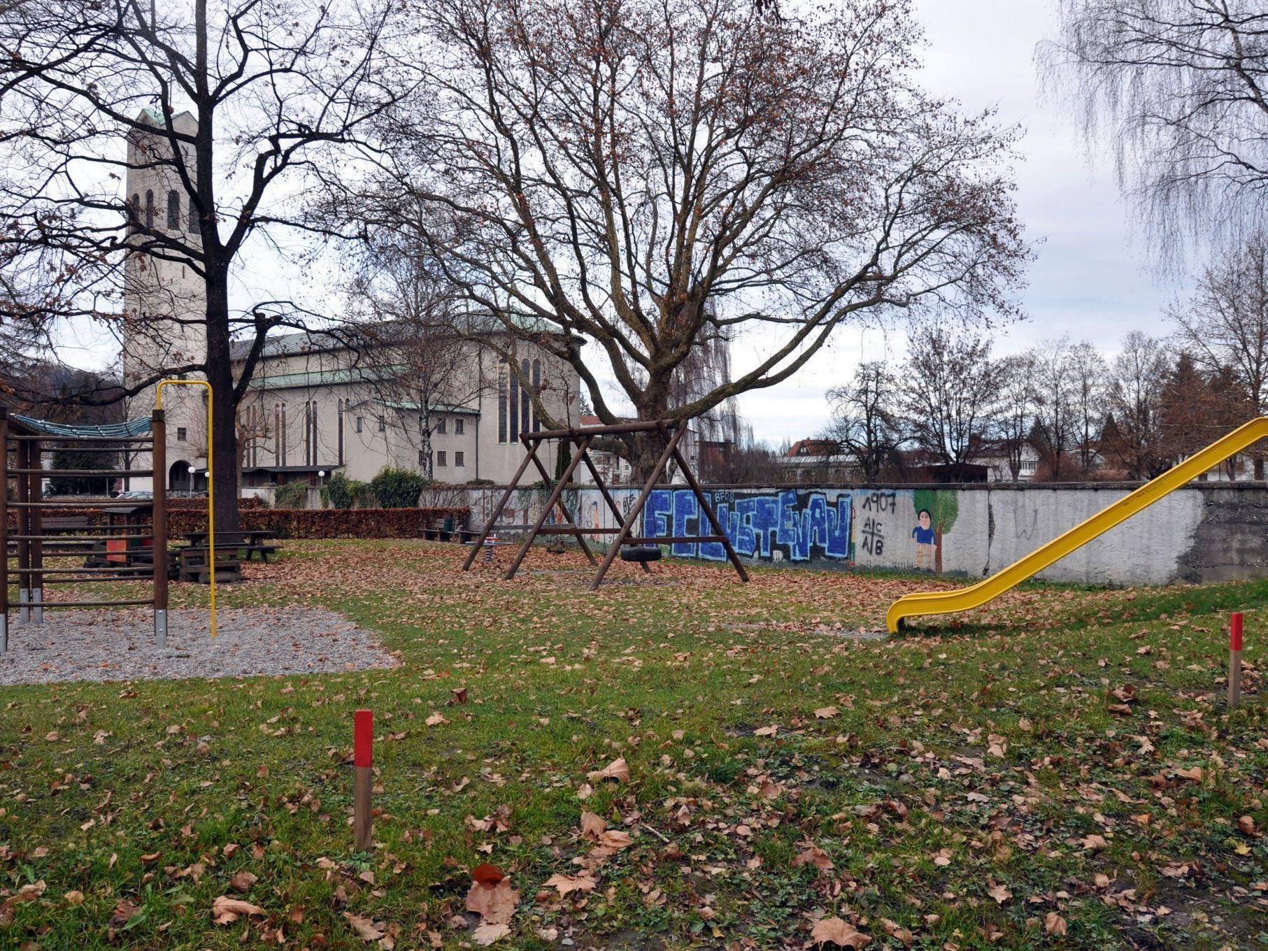 Am Standort des jetzigen Kinderspielplatzes wird der neue Kindergarten Rheindorf gebaut.
