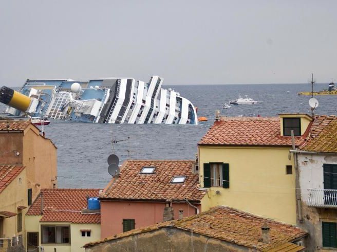 Die 77 Österreicher, die an Bord des vor der Toskana verunglückten Kreuzfahrtschiffes "Costa Concordia" waren, könnten bald mit einer Entschädigung rechnen. Die 77 Österreicher, die an Bord des vor der Toskana verunglückten Kreuzfahrtschiffes "Costa Concordia" waren, könnten bald mit einer Entschädigung rechnen.