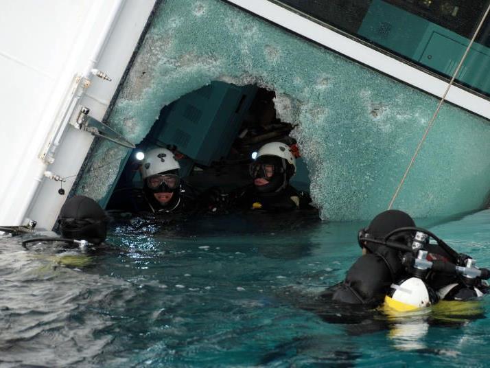 auchmannschaften vor haben am Freitag die Suche nach weiteren Vermissten im Wrack des Kreuzfahrtschiffs "Costa Concordia" unterbrochen