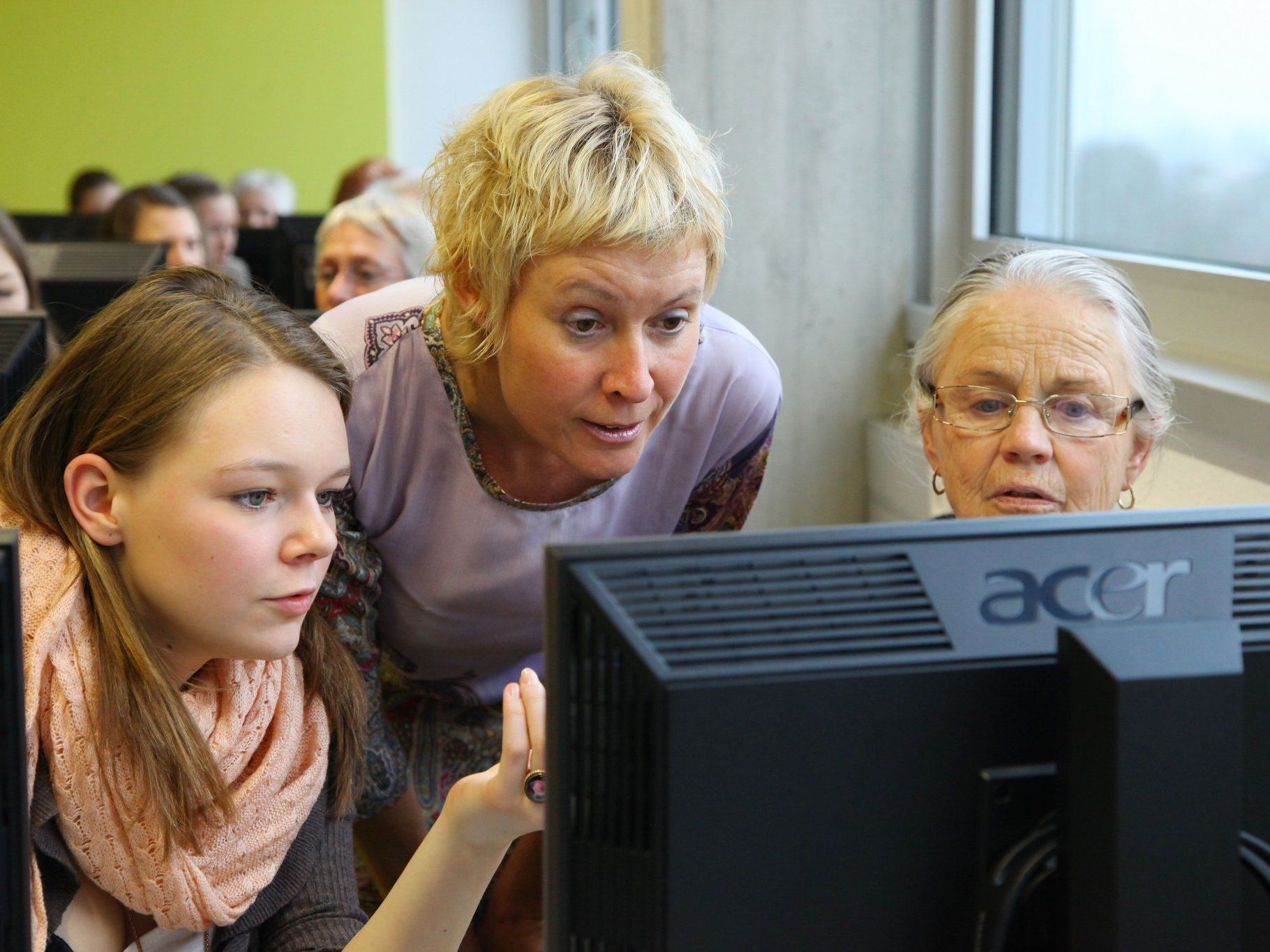 An der HLW Rankweil geben Schüler ihr Wissen an Senioren weiter. Cornelia Bauer (M.) hatte die Idee dazu. An der HLW Rankweil geben Schüler ihr Wissen an Senioren weiter. Cornelia Bauer (M.) hatte die Idee dazu.