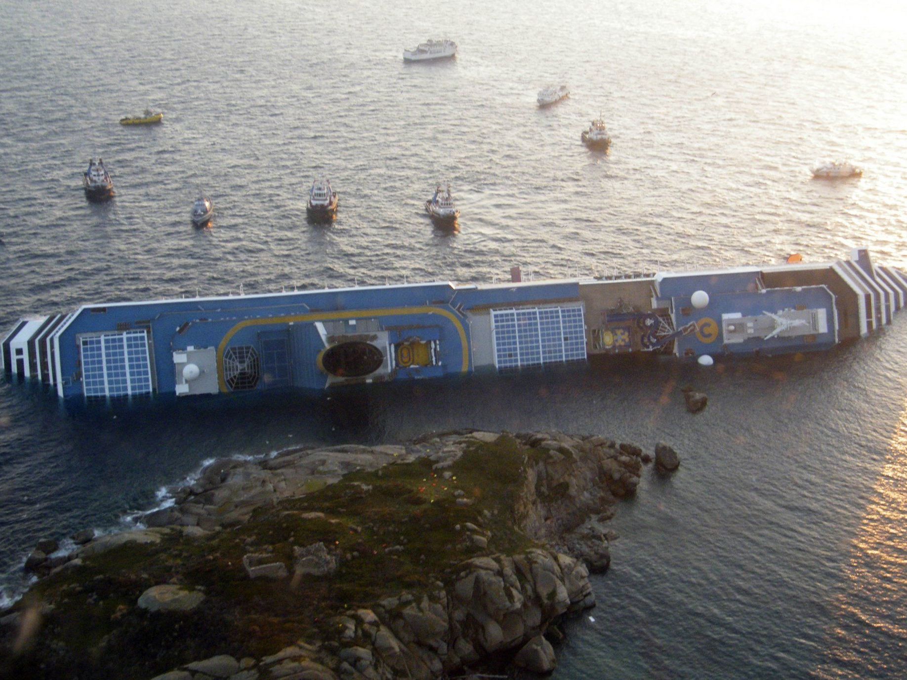 Die "Costa Concordia" fuhr auf einen Felsen auf und kenterte vor der toscanischen Küste. Die "Costa Concordia" fuhr auf einen Felsen auf und kenterte vor der toscanischen Küste.