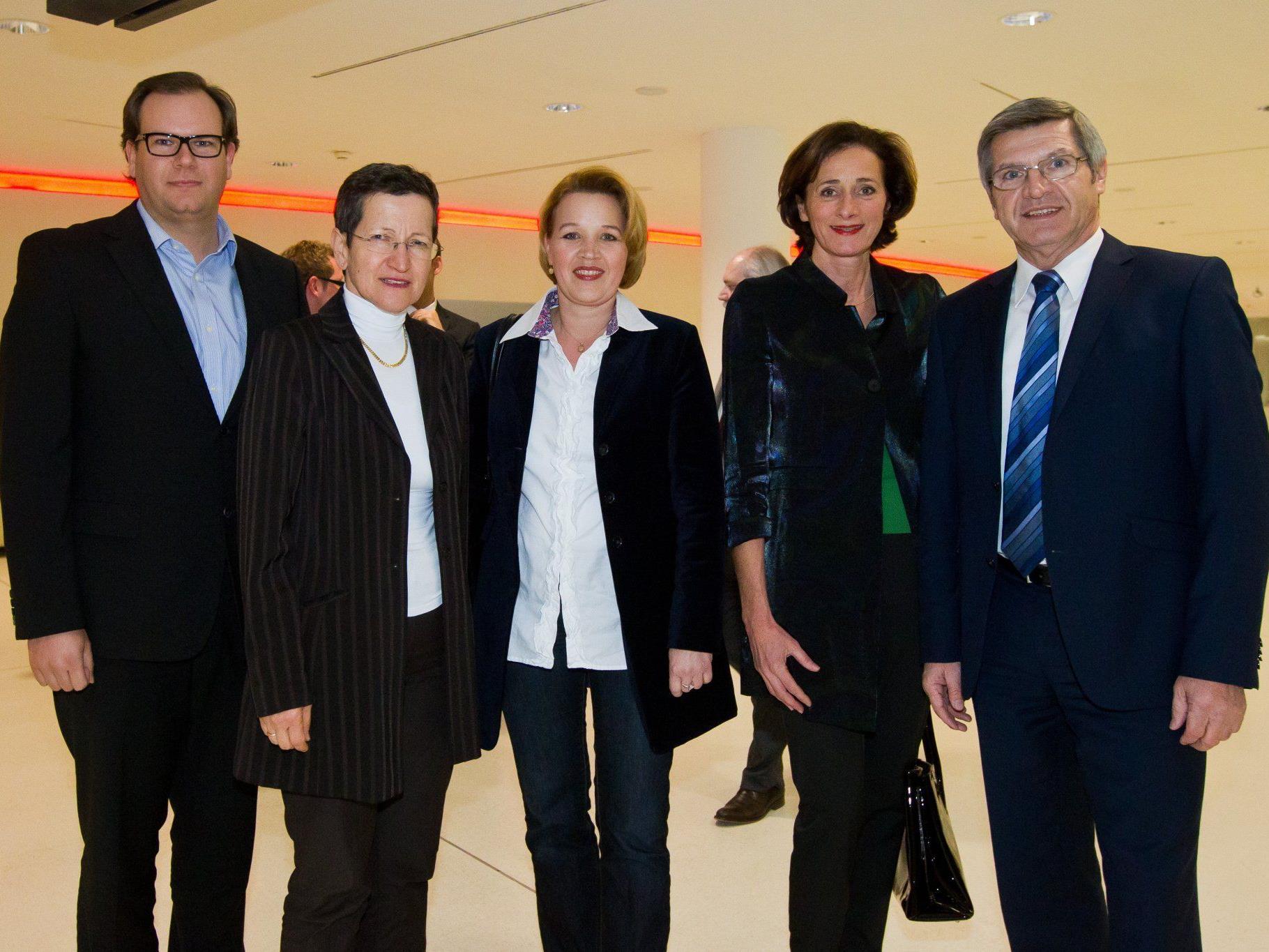 Markus Raith mit den LR Greti Schmid und Andrea Kaufmann sowie LT-Präsidentin Bernadette Mennel und LR Siegi Stemer.
