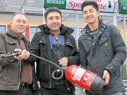Bekir Tamer, Mehmet und Burak Dag kämpften mit Feuerlöschern gegen den Rauch an. Bekir Tamer, Mehmet und Burak Dag kämpften mit Feuerlöschern gegen den Rauch an.