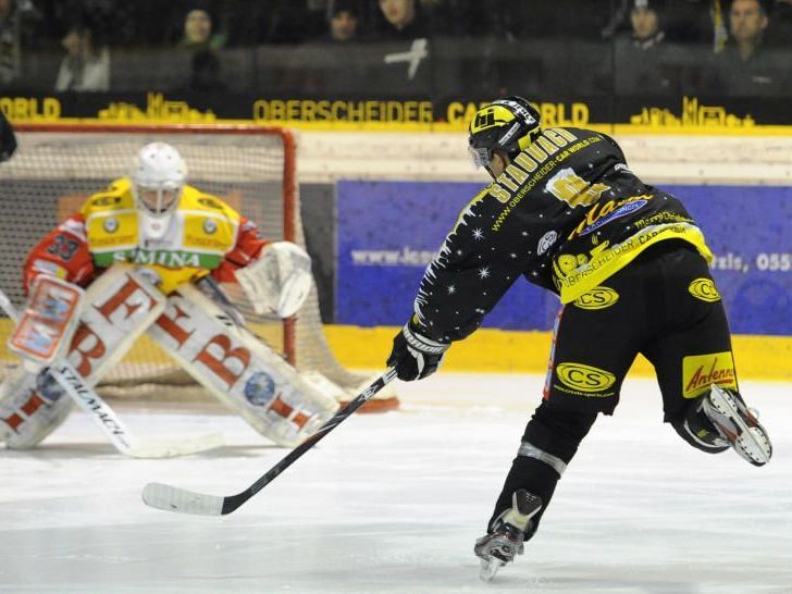 EHC-Stürmer Benni Staudach gegen seinen Ex-Teamkollegen Patrick Machreich – die Lustenauer haben sich heute viel vorgenommen. EHC-Stürmer Benni Staudach gegen seinen Ex-Teamkollegen Patrick Machreich – die Lustenauer haben sich heute viel vorgenommen.