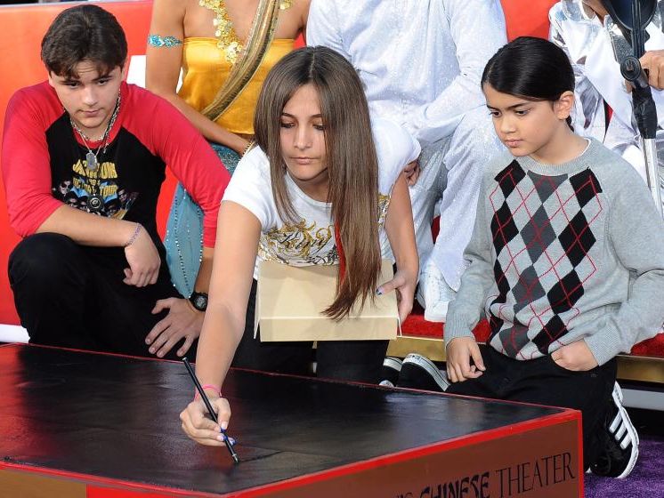 Die Kinder von Michael Jackson verewigten sich ebenfalls. Die Kinder von Michael Jackson verewigten sich ebenfalls.
