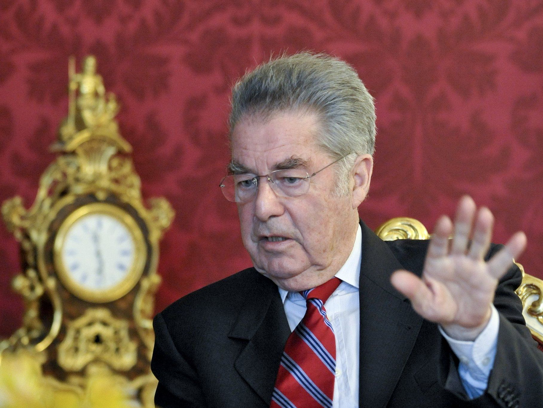 Das Maß ist voll: Bundespräsident Heinz Fischer verweigert Strache vorläufig das Ehrenzeichen. Das Maß ist voll: Bundespräsident Heinz Fischer verweigert Strache vorläufig das Ehrenzeichen.