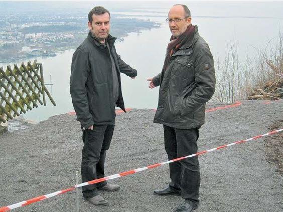 Baumeister Günter Bader und Lochaus Bürgermeister Xaver Sinz begutachten den Hangrutsch.
