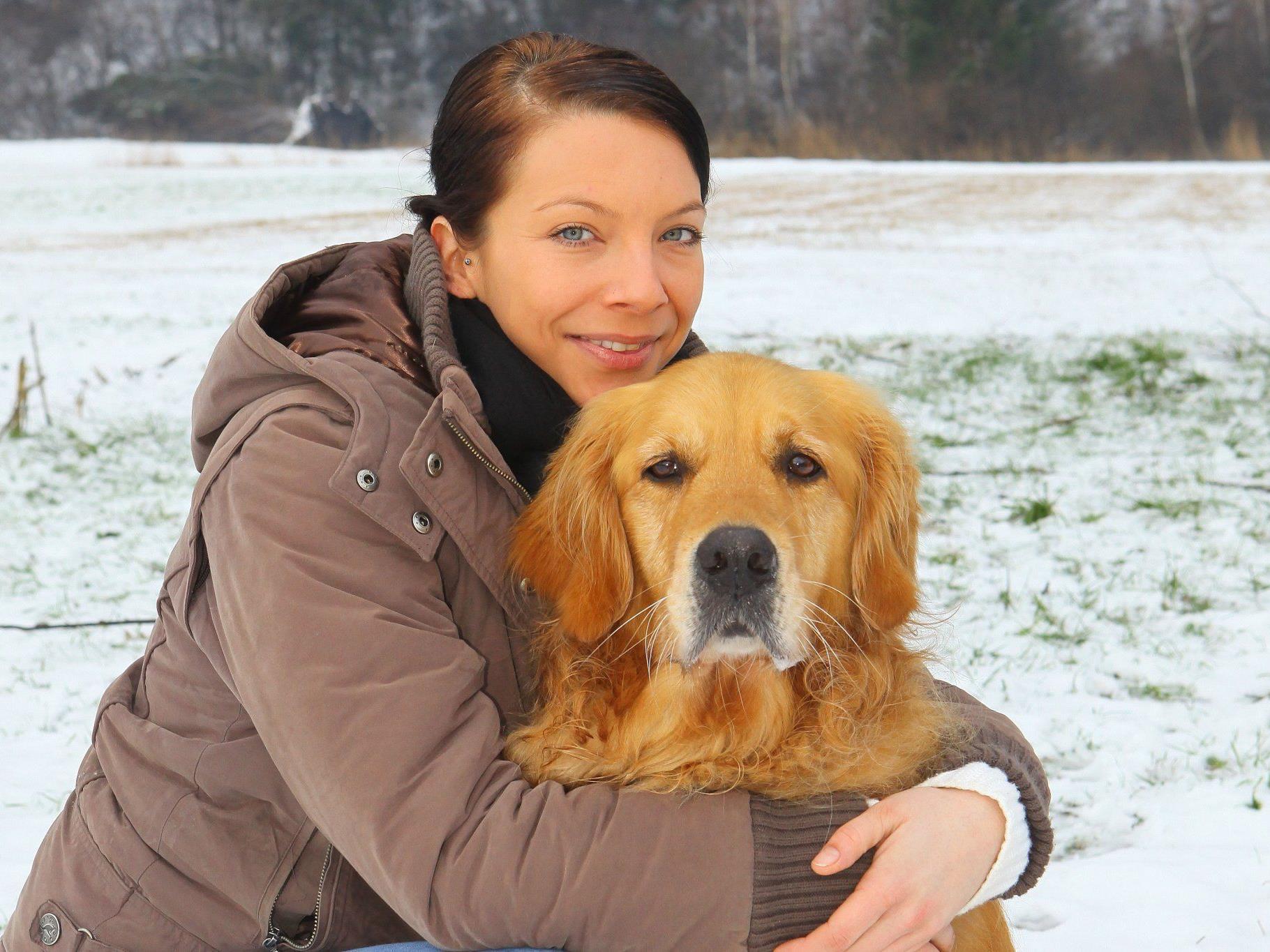 Daniela Pedot, Stieftochter des Verunfallten, mit Hund Shira