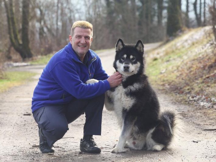 Albert Rabatscher mit einem Huskie des Tierschutzheimes in Dornbirn. Albert Rabatscher mit einem Huskie des Tierschutzheimes in Dornbirn.