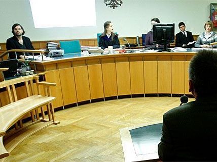 Ein "Rollkommando" soll den Polizisten im Auftrag der Russin schwer verprügelt haben. Ein "Rollkommando" soll den Polizisten im Auftrag der Russin schwer verprügelt haben.