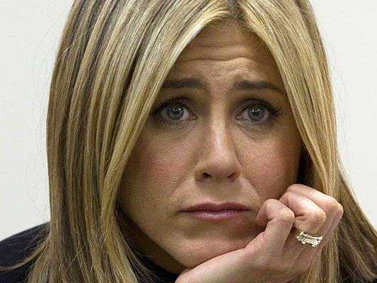 Jennifer Aniston will endlich die Fragen aller Fragen gestellt bekommen. Jennifer Aniston will endlich die Fragen aller Fragen gestellt bekommen.