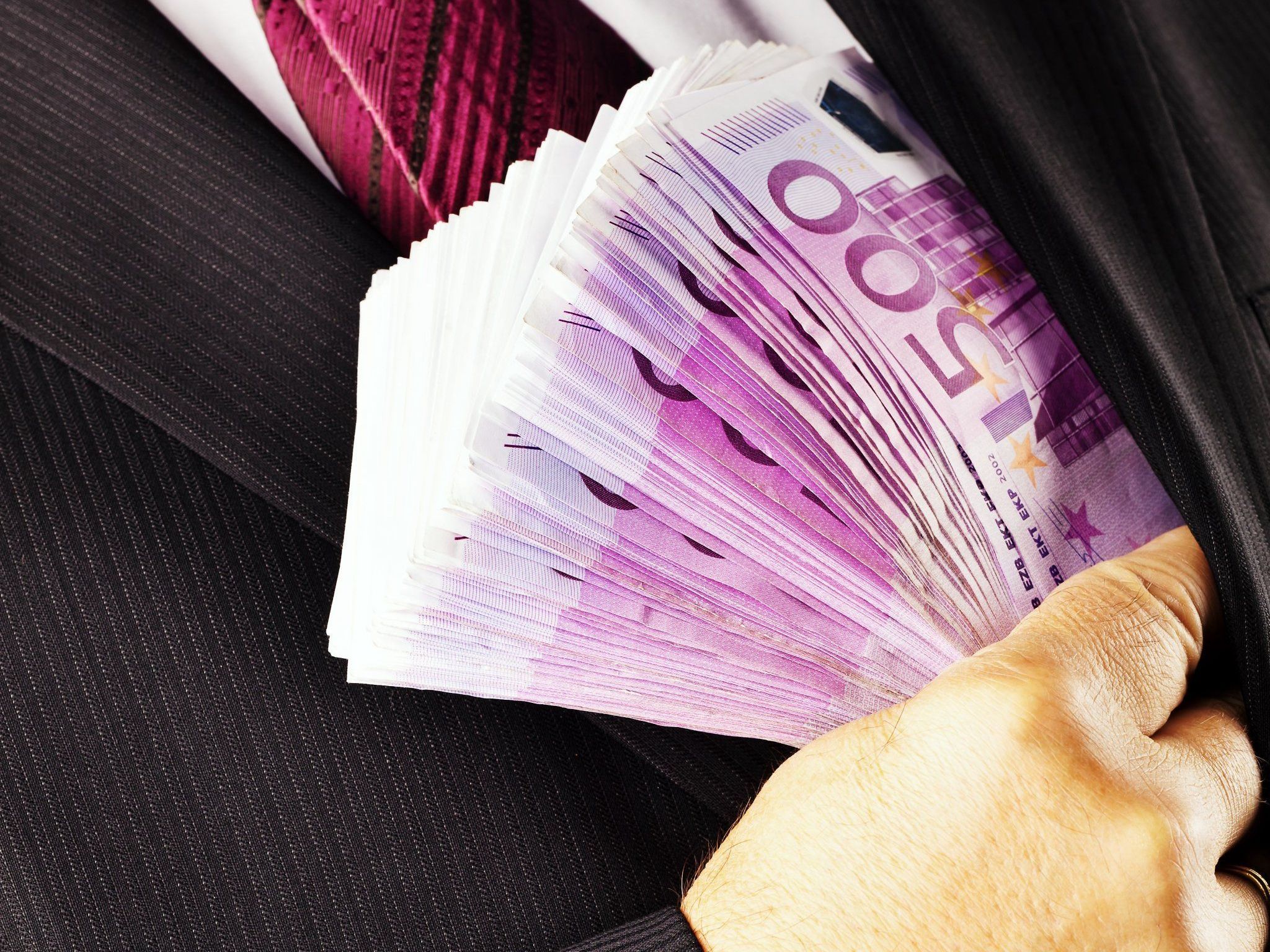 Die Experten zerpflücken vor allem die intransparente Parteienfinanzierung. Die Experten zerpflücken vor allem die intransparente Parteienfinanzierung.