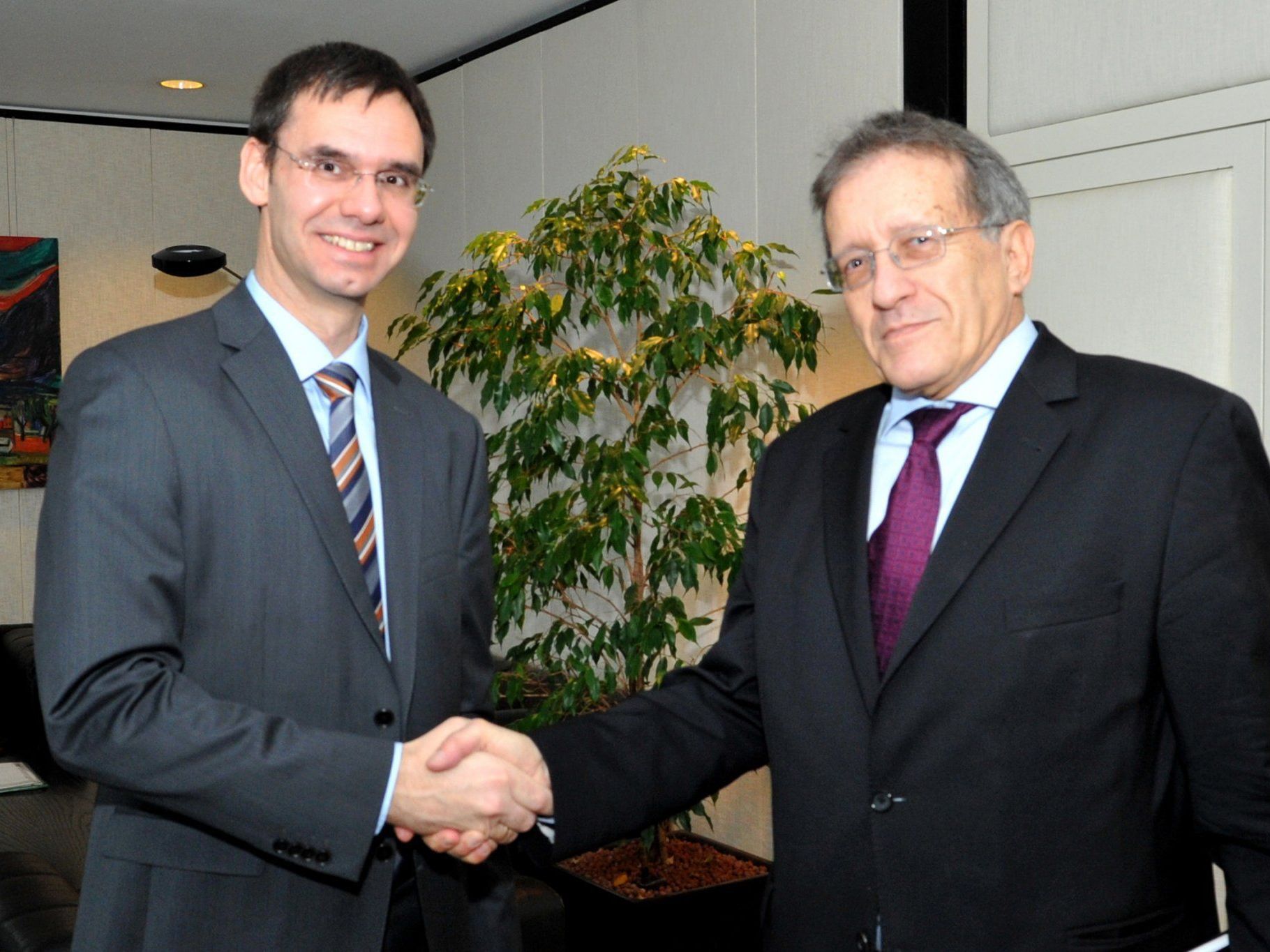 "Sparen ja, aber richtig", darüber waren sich Landeshauptmann und Wirtschaftsexperte einig "Sparen ja, aber richtig", darüber waren sich Landeshauptmann und Wirtschaftsexperte einig