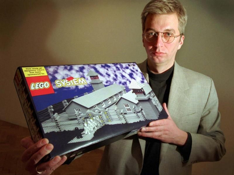 Umstrittenes Werk von Zbigniew Libera zeigt ein Konzentrationslager mit Wachtürmen, Stachelzaun und Lagerbaracken Umstrittenes Werk von Zbigniew Libera zeigt ein Konzentrationslager mit Wachtürmen, Stachelzaun und Lagerbaracken