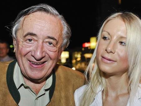 Die Trennungsgerüchte um Richard Lugner und "Katzi" häufen sich. Die Trennungsgerüchte um Richard Lugner und "Katzi" häufen sich.