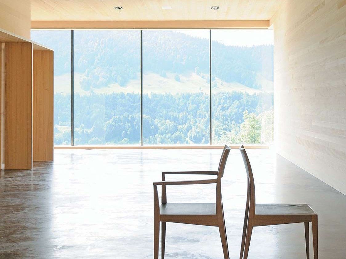 Kulturraum: Ein Tischler im Bregenzerwald baut Raum für Handwerkskunst, Kultur und Philosophie - darin manifestieren sich seine Arbeit und seine Werte. Kulturraum: Ein Tischler im Bregenzerwald baut Raum für Handwerkskunst, Kultur und Philosophie - darin manifestieren sich seine Arbeit und seine Werte.