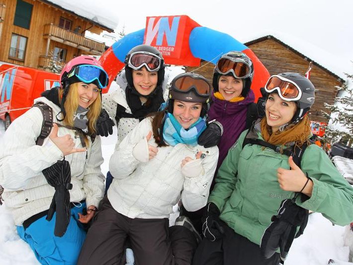 So schaut gute Laune aus. Diese Mädels konnten das Skivergnügen kaum erwarten. So schaut gute Laune aus. Diese Mädels konnten das Skivergnügen kaum erwarten.