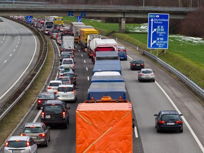 Das vierte Auto von unten auf der linken Spur macht es richtig und fährt bis ganz an den linken Fahrbahnrand hinaus.