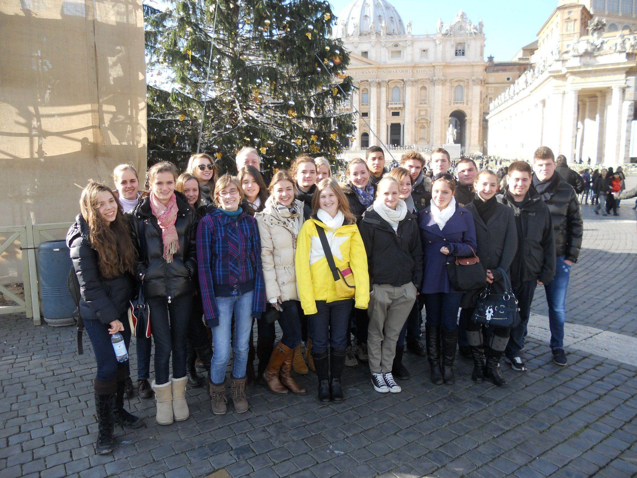 Die Schülergruppe am Petersplatz in Rom.