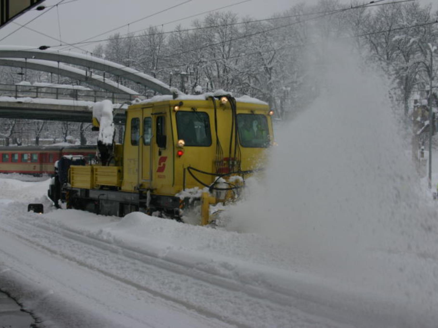 Arlbergbahnstrecke wird von Schneemassen befreit.