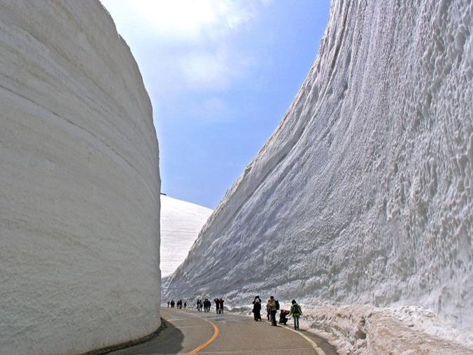 Bis zu 15 Meter hohe Schneewände in den japanischen Alpen. Der Schnee-Canyon ist im Winter eine Tourismus-Attraktion.