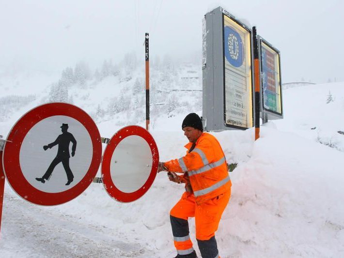Der Arlbergpass ist seit 00.45 Uhr in beiden Richtungen gesperrt Der Arlbergpass ist seit 00.45 Uhr in beiden Richtungen gesperrt