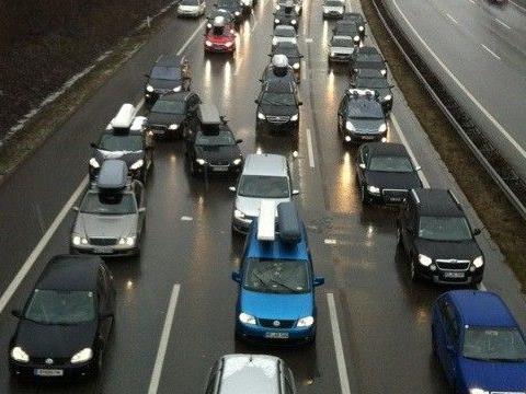 Auf der A14 in Fahrtrichtung Deutschland staut sich der Verkehr