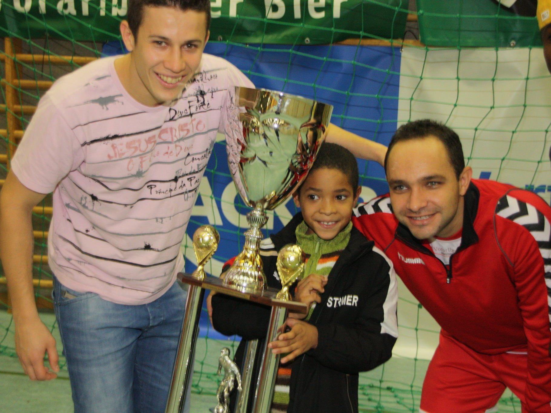Thiago de Lima freute sich mit Reinaldo Ribeiro über den Turniersieg.