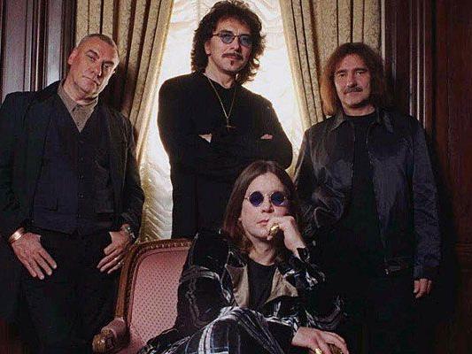 Black Sabbath - Sitzend: Ozzy Osbourne, stehend von links: Bill Ward, Tony Iommi und Geezer Butler